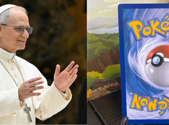Papa firma una carta de Pokémon