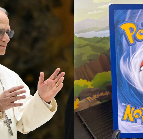 Papa firma una carta de Pokémon